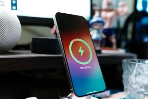渝水苹果15换屏服务分享用什么充电器给iPhone15充电更好 